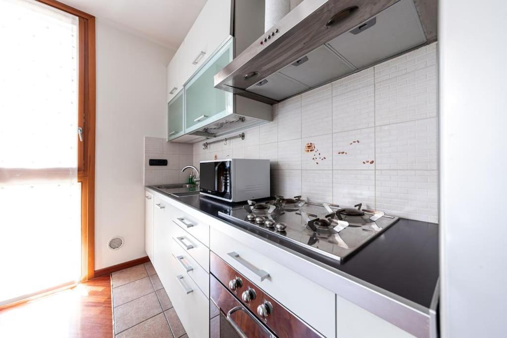 Appartamento Caterina A 5 Minuti Da Milano Fiere E San Siro Con Wifi-Netflix-Free Parking Buitenkant foto