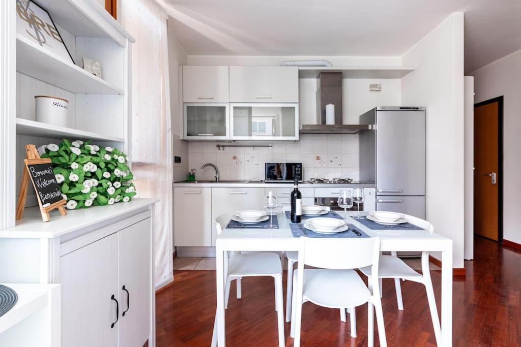 Appartamento Caterina A 5 Minuti Da Milano Fiere E San Siro Con Wifi-Netflix-Free Parking Buitenkant foto