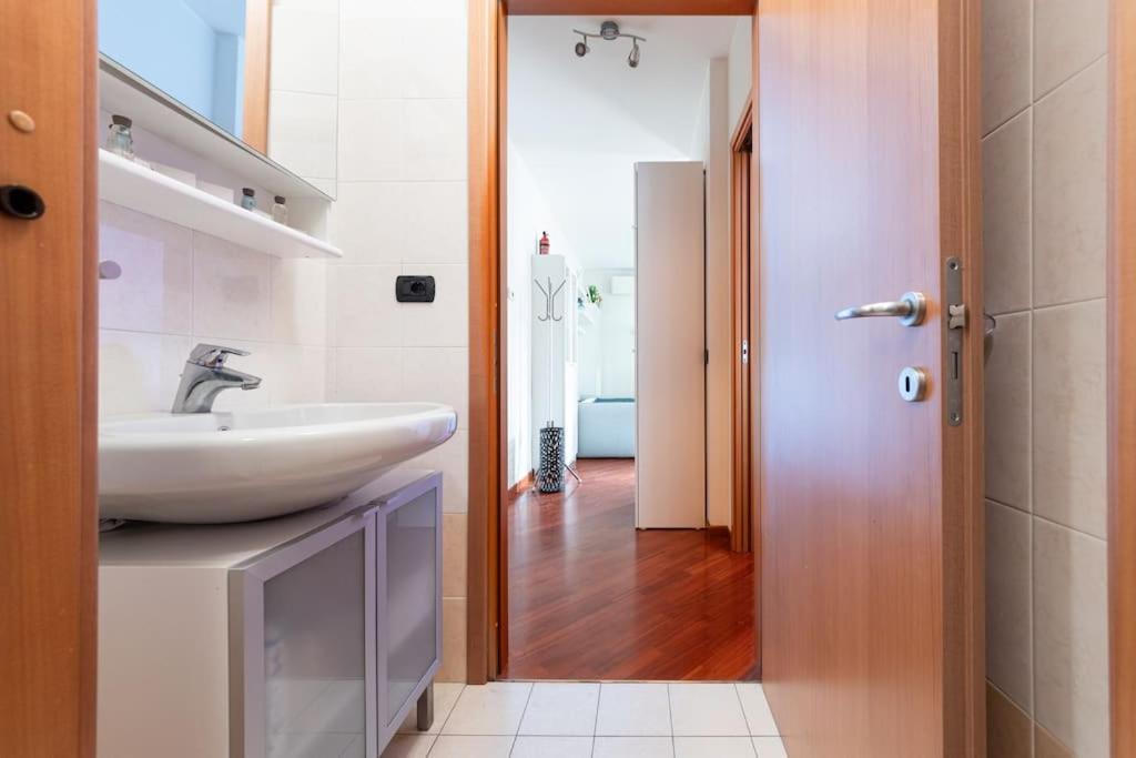 Appartamento Caterina A 5 Minuti Da Milano Fiere E San Siro Con Wifi-Netflix-Free Parking Buitenkant foto